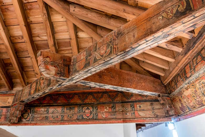 O teto em caixotões de madeira pintada é uma obra de arte