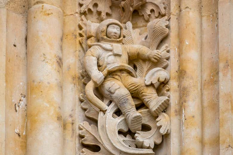 Astronauta tallado en la catedral Nueva de Salamanca