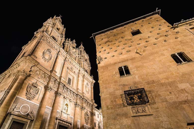 Contemplando la Clerecía por la noche