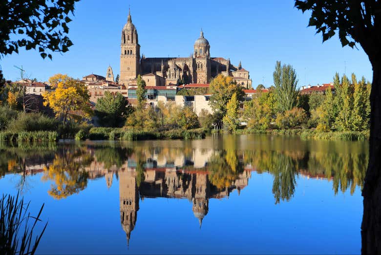 Las catedrales de Salamanca se reflejan en el río Tormes