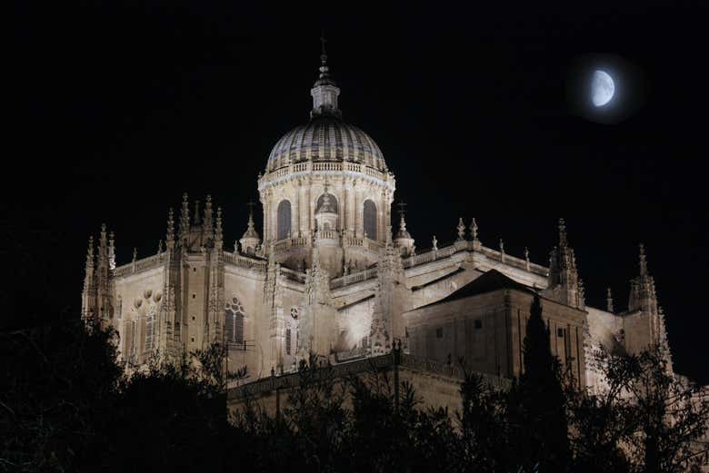 Cimborrio iluminado de la catedral de Salamanca