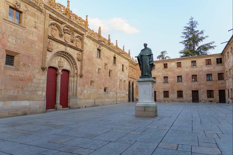 Estatua de Fray Luis de León en el Patio de las Escuelas