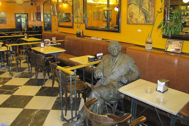 Estatua de Torrente Ballester en el Café Novelty