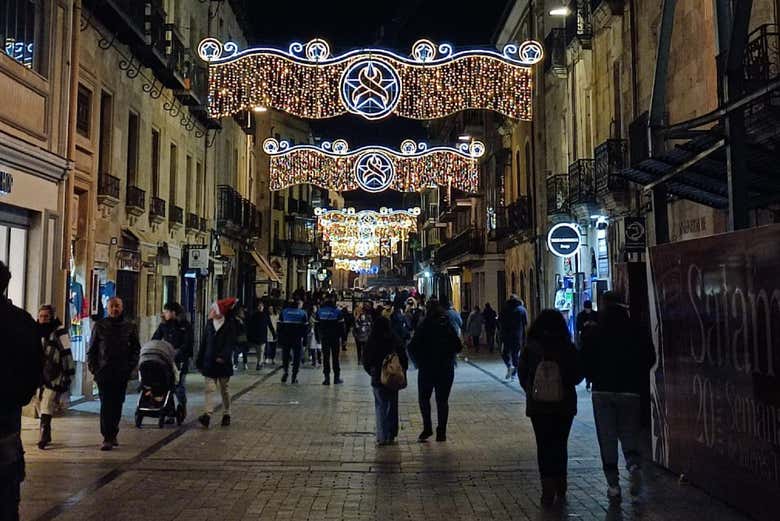Las calles salmantinas se engalanan para celebrar la Navidad