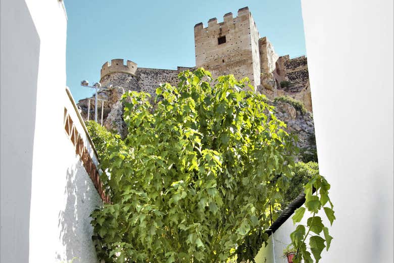 Vue sur le château de Salobreña depuis les rues de la ville