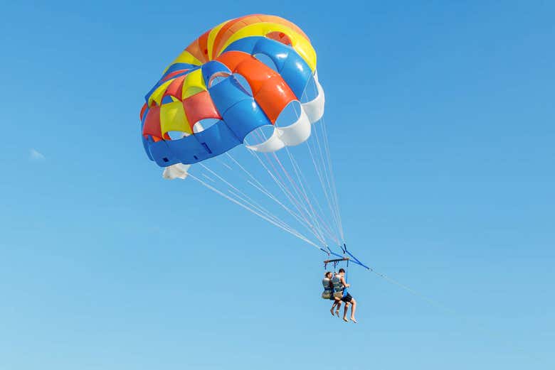 Atividade de parasailing na Costa Dourada
