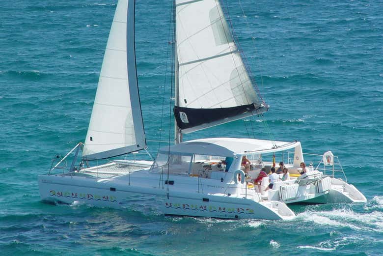 Catamarã navegando pela Costa Dourada