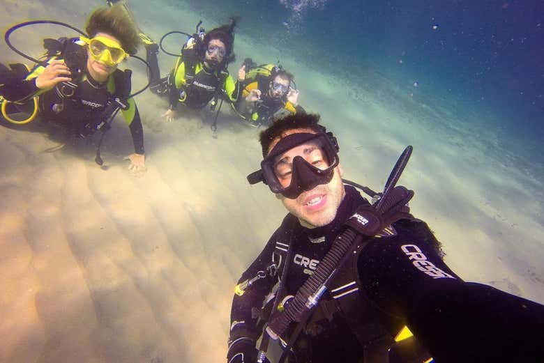 Disfrutando del bautismo de buceo en Salou