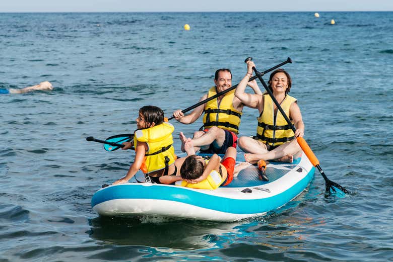 Disfrutando del paddle surf en la Costa Dorada