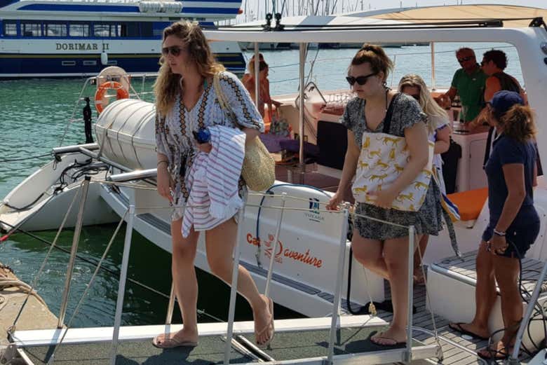 Embarcando no catamarã