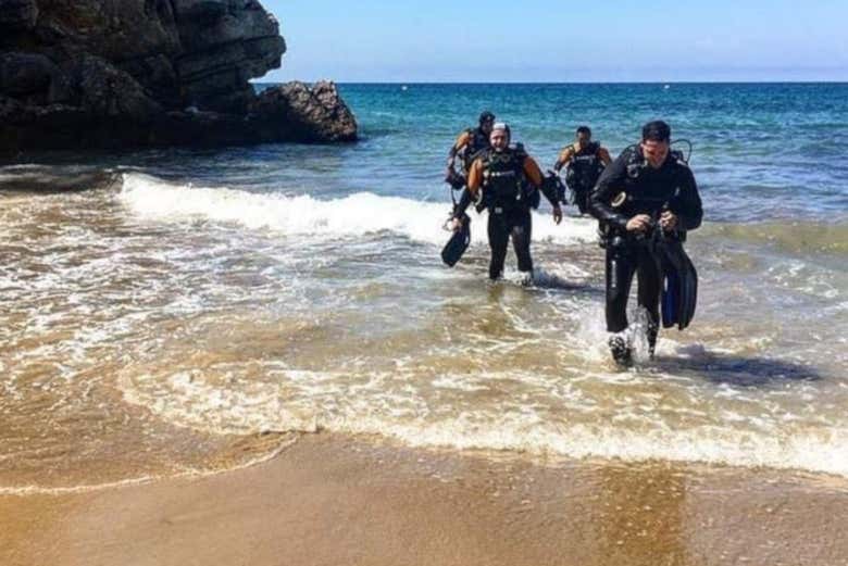 Colocando todo el equipo de buceo