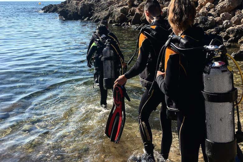 Preparación del buceo en una playa de Salou
