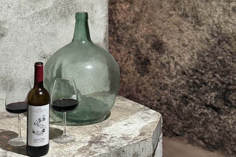 Uma garrafa de vinho tinto com duas taças