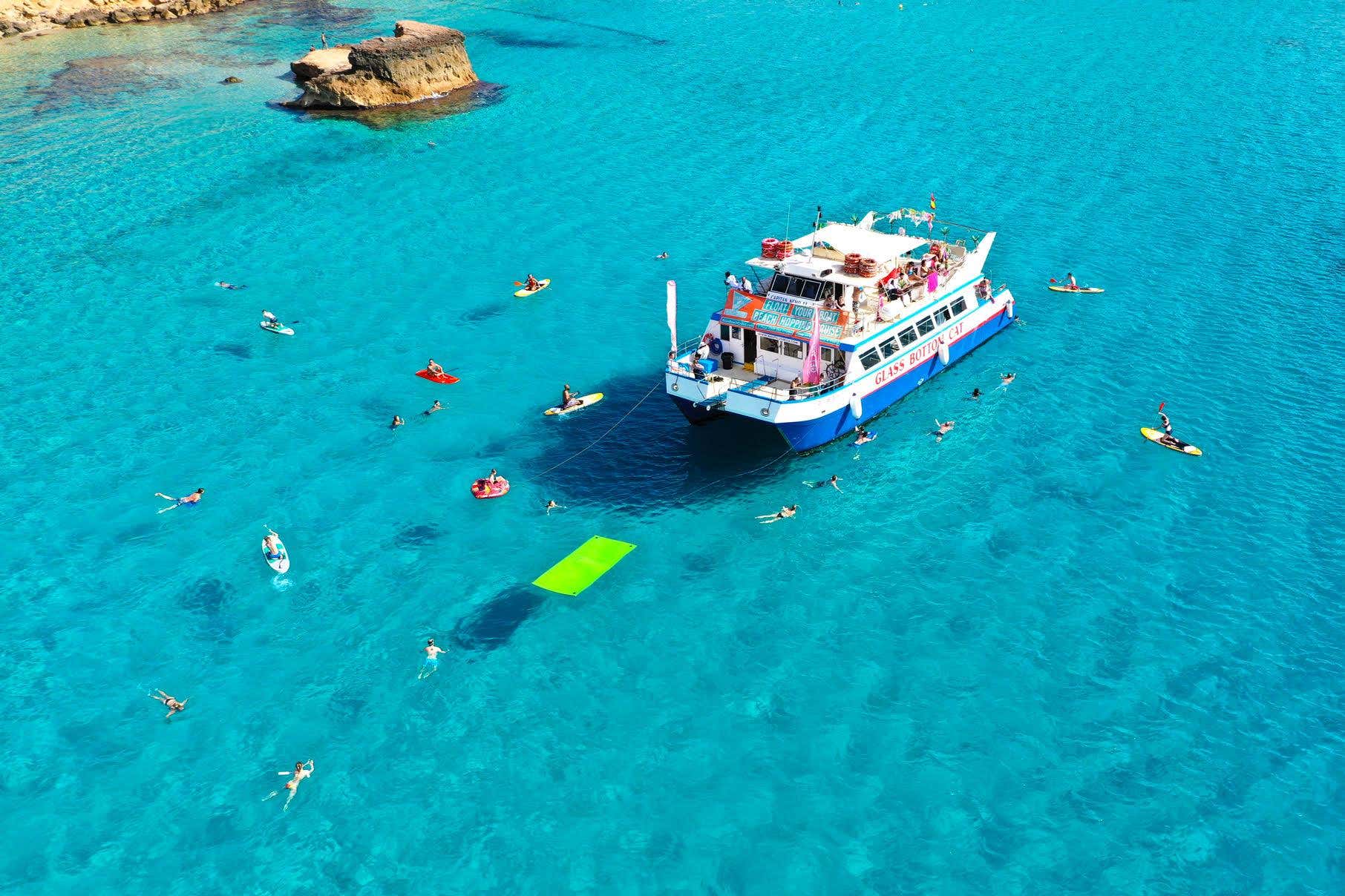 Passeio de barco por Cala Bassa e Cala Conta