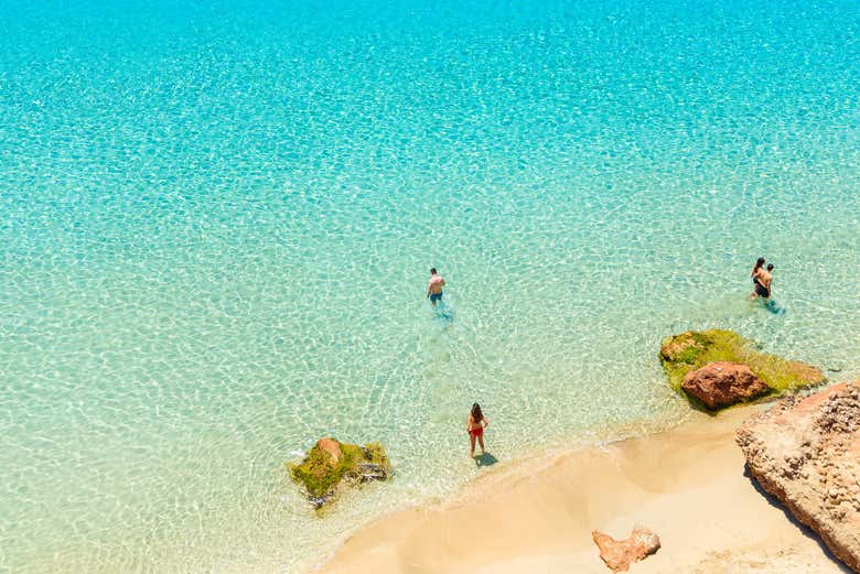 Vista aérea de la playa de Cala Salada