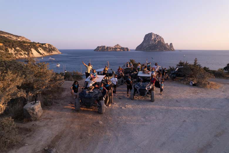 In buggy di fronte all'isolotto Es Vedrà di Ibiza