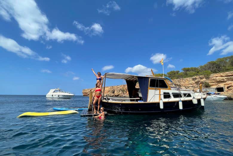 Desfrutando do passeio de barco privado por Ibiza