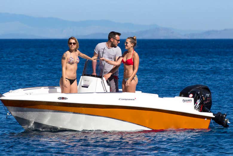 Lancha na costa de Ibiza