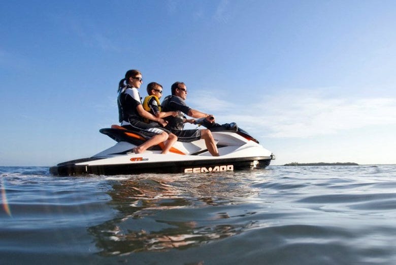 Recorriendo Ibiza en moto de agua