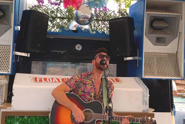 Musica dal vivo durante la traversata