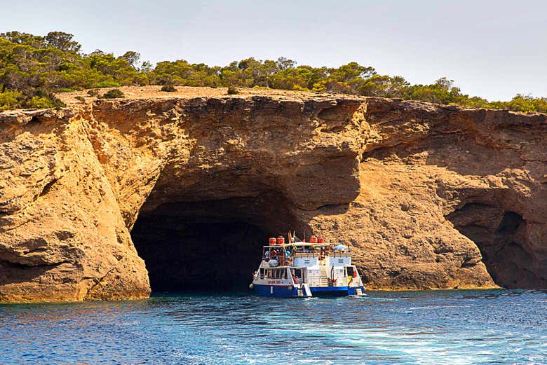 Gruta na costa de Ibiza