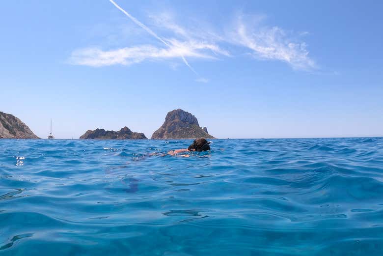 Snorkeling durante una sosta di fronte a Es Vedrá