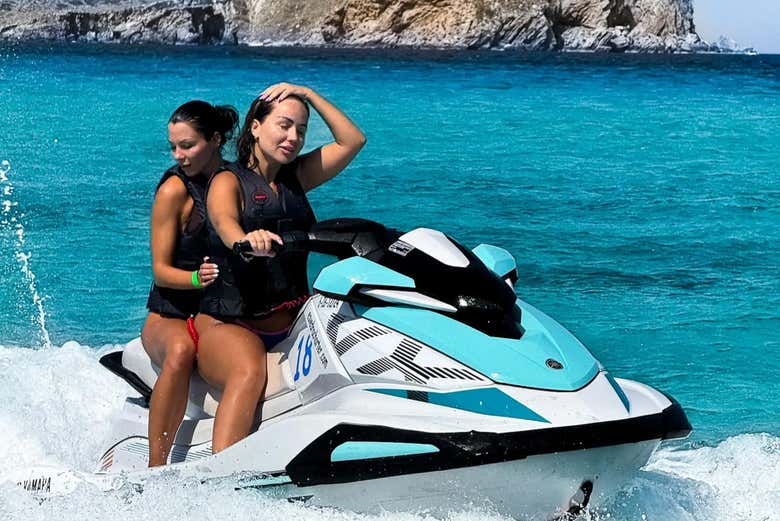 Duas garotas a bordo de um jet ski