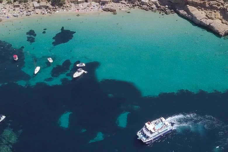 Solcando le coste di Ibiza