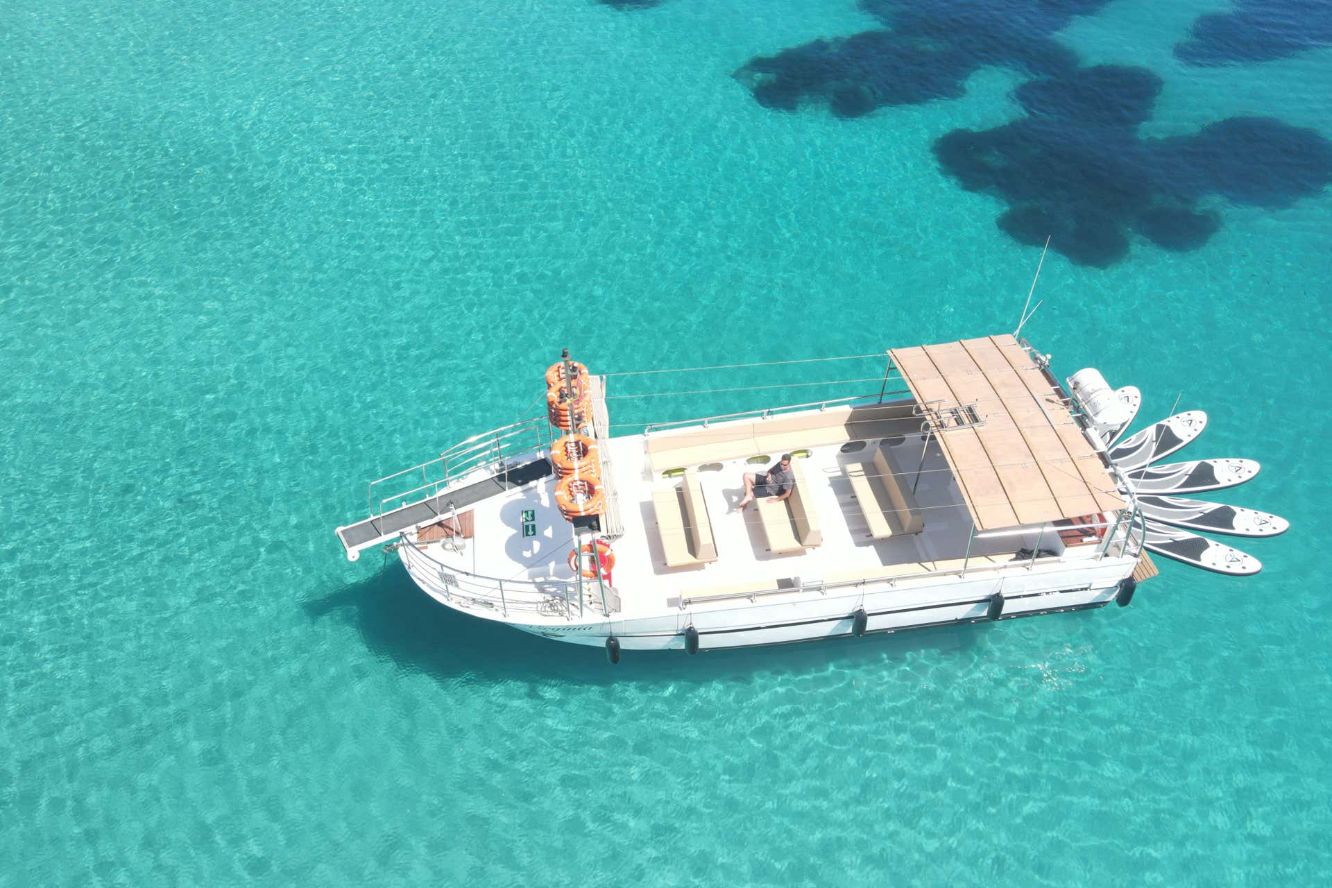 Balade en bateau vers les criques Salada et Conta