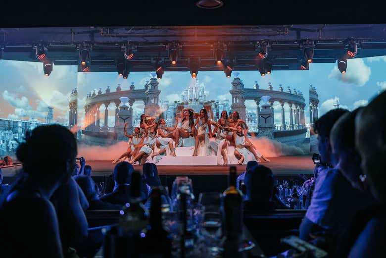 Bailarines durante el show