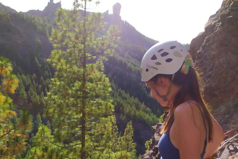 Contemplando o Roque Nublo durante a escalada 