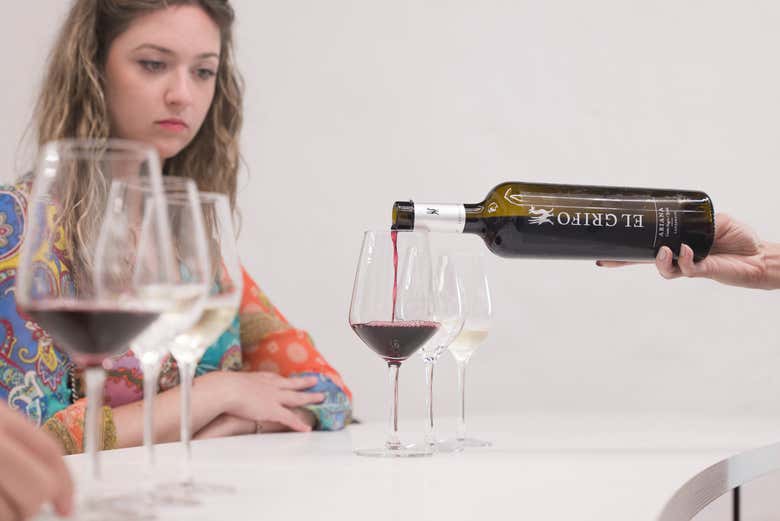 Sirviendo el vino que cataremos