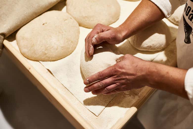 Amasando el pan de Cea