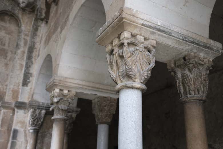 Capitéis do claustro do mosteiro de San Cugat