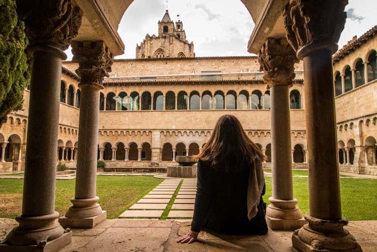 Contemplando el claustro de San Cugat