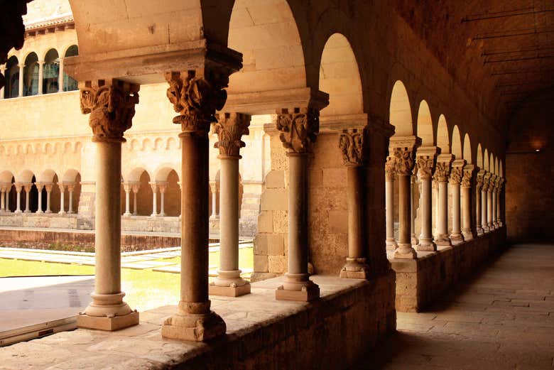 O mosteiro de Sant Cugat se destaca por seu claustro românico