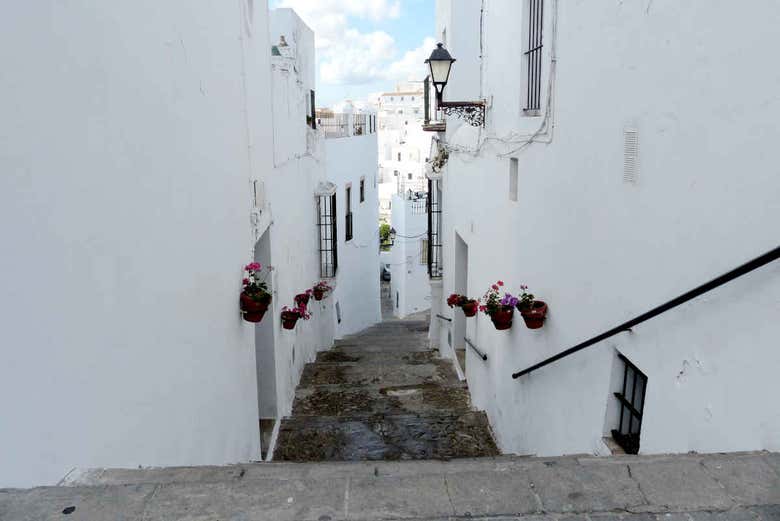 Calle con casas encaladas