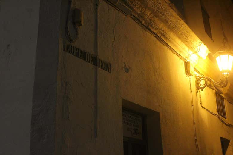 Um farol ilumina a rua Lope de Vega em San Fernando