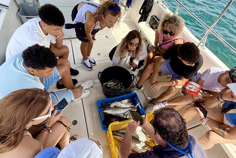 Escuchando las explicaciones del pescador