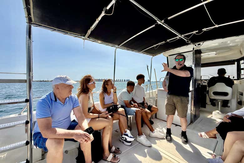 ¡Momento de relax mientras navegamos por el Mar Menor!