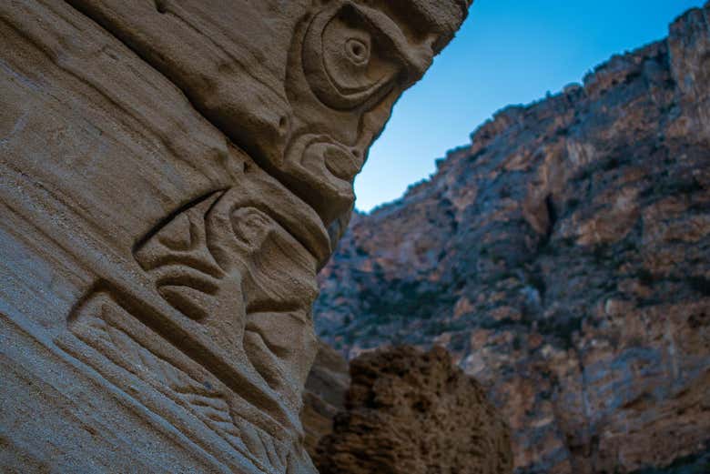 Incisioni sulle rocce di Atlantis