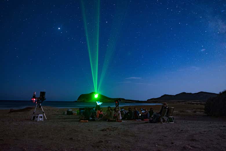 Guide montrant les étoiles à l'aide d'un laser