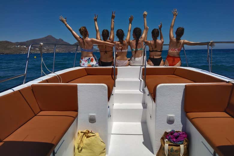 Disfrutando del paseo en barco con amigos.