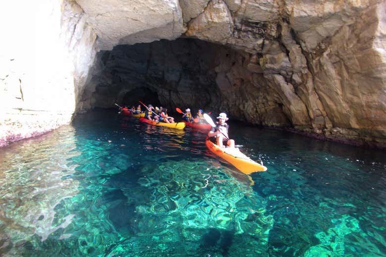 Saliendo de una de las cuevas