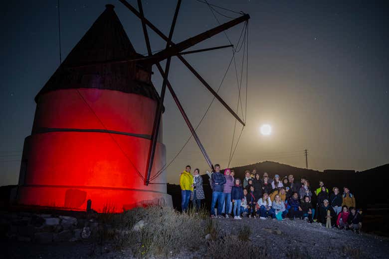 Grupo posando junto a uno de los molinos visitados. y la Luna ll