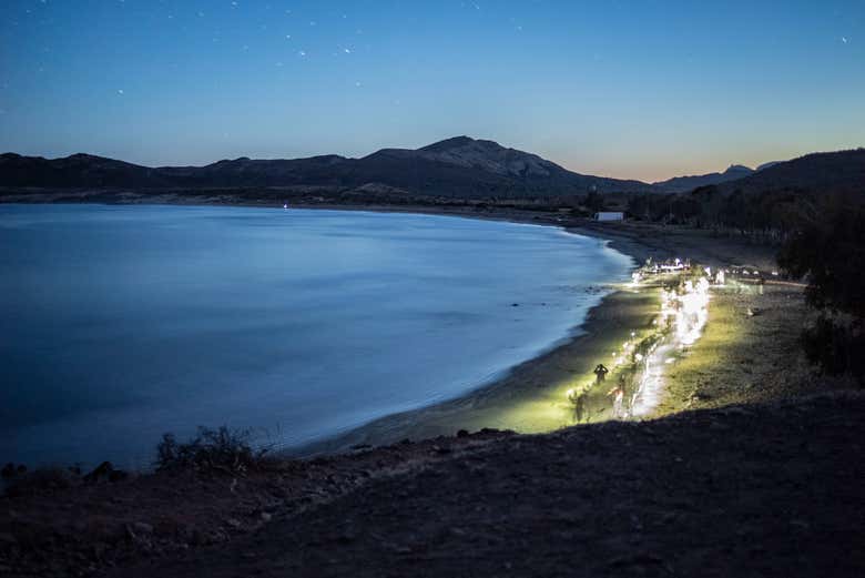 Grupo caminando por la playa de Los Genoveses