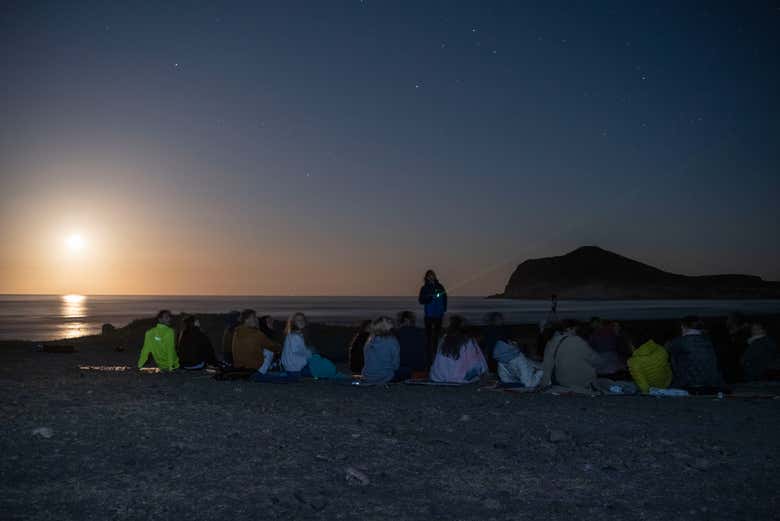 Guía interpretando el cielo tras ver la salida de la Luna llena 