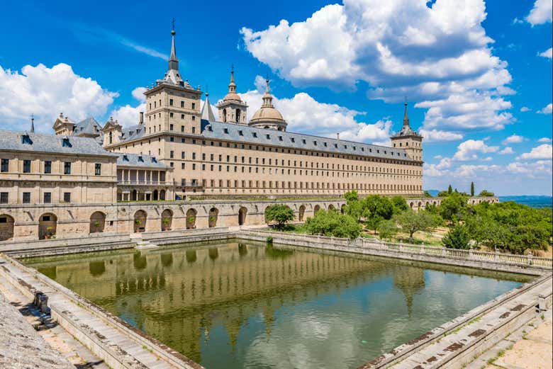 Comenzaremos la ruta desde el estanque del monasterio