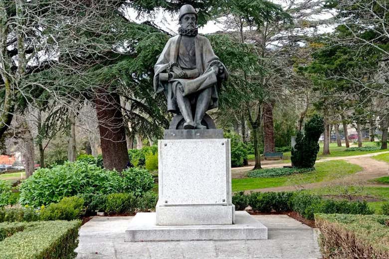 Estatua del rey Felipe II en el parque homónimo