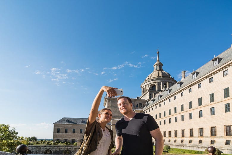 Pareja haciéndose un selfie junto al Monasterio de El Escorial